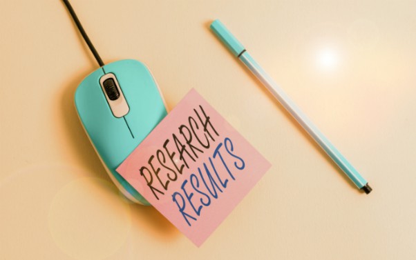 Research results post-it note on mouse