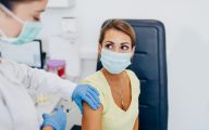 A doctor giving a woman a Covid vaccination