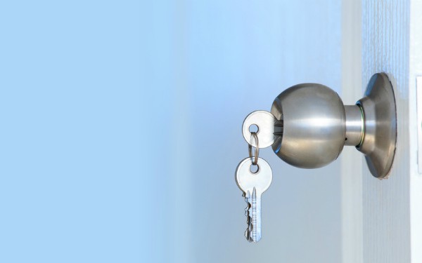 description_of_image_used_in_dol_story_door_lock-with_key_naypong_Fotolia