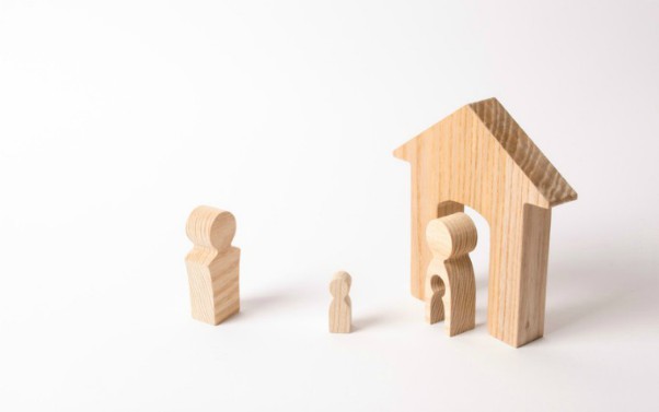 description_of_image_used_in_parental_alienation_article_wooden_figures_of_child_and_parents_fotolia_Андрей_Яланский